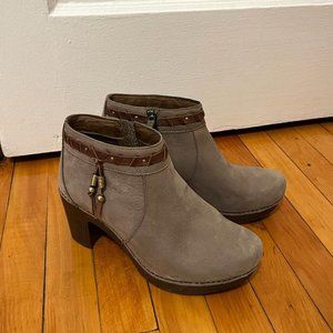 Dansko Women's Suede Clog, Tan, US 8.5-9 /EU 39